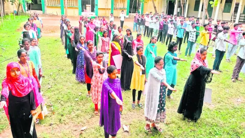 మత్తుతో భవిష్యత్తు అంధకారం 
