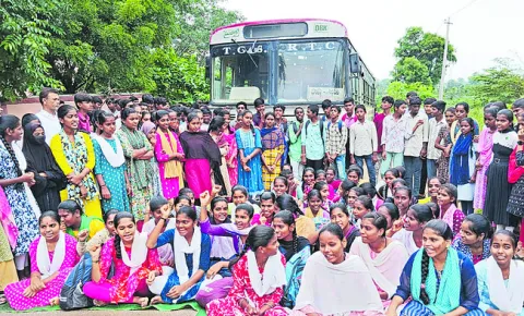 అదనపు బస్సుల కోసం ఆందోళన 
