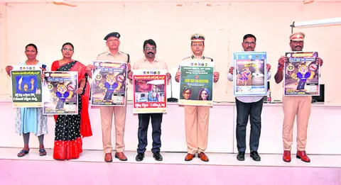 ప్రజలు ఇళ్లనుంచి   బయటకు రావొద్దు 