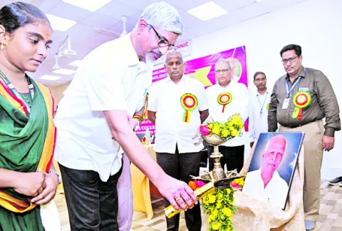 విద్యతోనే జ్ఞాన సముపార్జన 