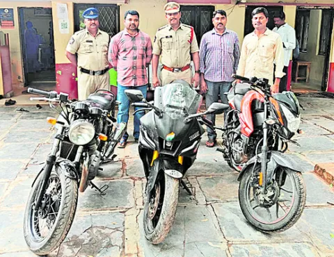 పోలీసుల అదుపులో ఇద్దరు బాల నేరస్తులు 
