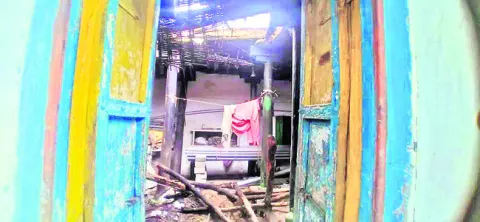 వర్షానికి కూలిన పై కప్పు