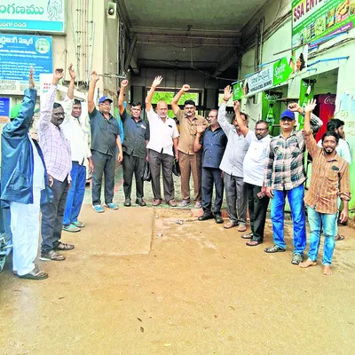ఉద్యోగుల న్యాయమైన సమస్యలను పరిష్కరించాలి