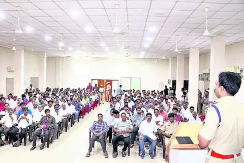 సీసీ కెమెరాలు ఏర్పాటు చేసుకోవాలి