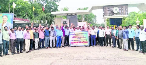 సింగరేణి అధికారుల నిరసన