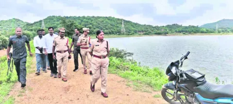 ప్రమాదకర ప్రాంతాల్లో హెచ్చరిక బోర్డులు 