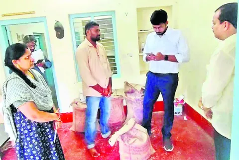 రేషన్‌ షాపులపై ఫిర్యాదులు వస్తే చర్యలు
