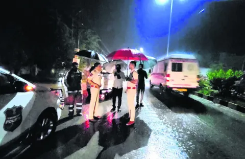 అత్యవసరమైతేనే బయటికి వెళ్లాలి