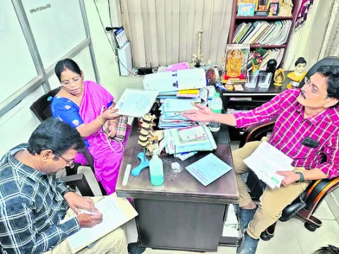 హాస్పిటళ్లలో ఆకస్మిక తనిఖీలు 