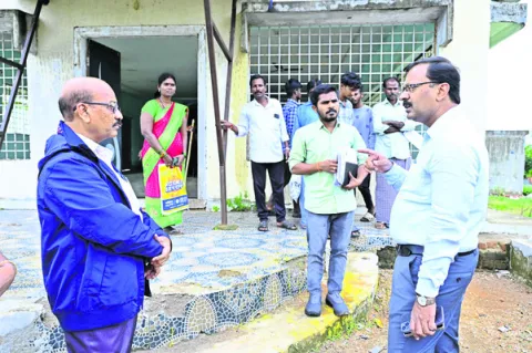 అధికారులు, సిబ్బంది కార్యస్థానాల్లో ఉండాలి 