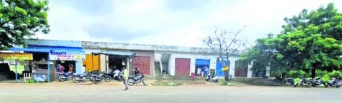 వీడీసీ నిర్మించిన మడిగెలను సీజ్‌ చేయాలి 