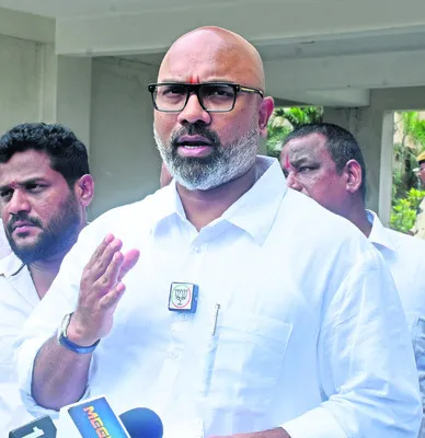 రాష్ట్ర ప్రభుత్వమే నిధులు ఇవ్వడం లేదు 