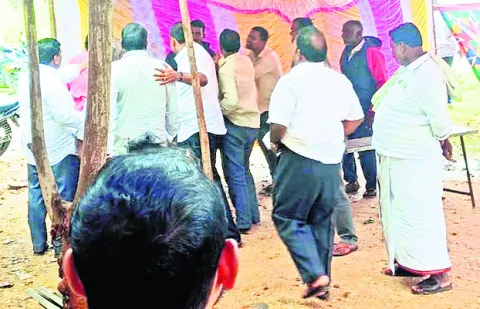 సామాజిక తనిఖీ బహిరంగ సభలో టీడీపీ నేతల బాహాబాహీ