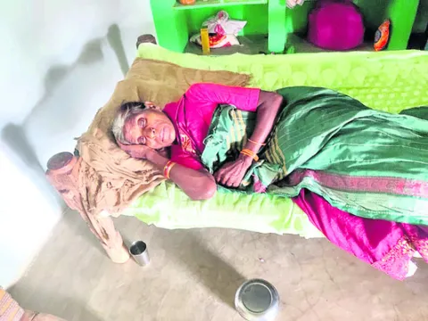 ఉప్పొంగిన ‘దిందా’..   వృద్ధురాలి వేతన
