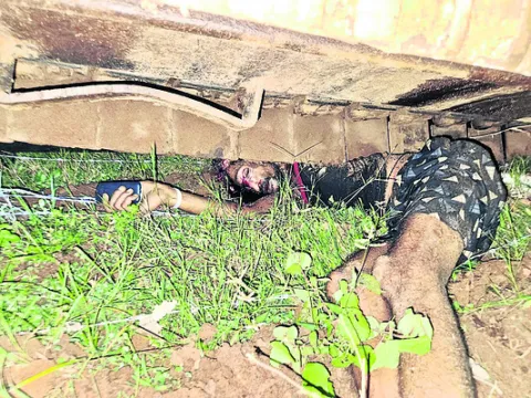 అదుపు తప్పి బోల్తా పడిన పొక్లెయినర్‌