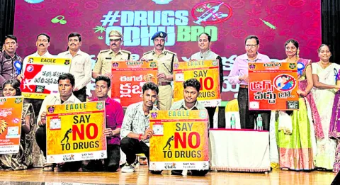 విద్యార్థులూ.. డ్రగ్స్‌ జోలికెళ్లొద్దు! 