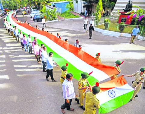 400 అడుగుల జాతీయ పతాకంతో ర్యాలీ 