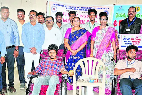 జేఎన్‌టీయూ జీవీలో  130 మంది రక్తదానం 
