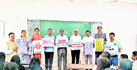 మత్తు పదార్థాలకు దూరంగా ఉండాలి
