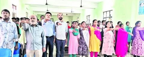 యువత చెడు వ్యసనాలకు దూరంగా ఉండాలి 