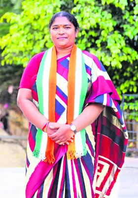 ఉదయం 9.30 గంటలకే పతాకావిష్కరణ