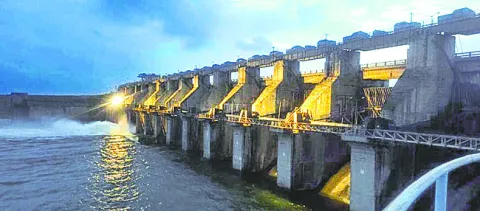 నిండకుండానే గేటు ఎత్తి..