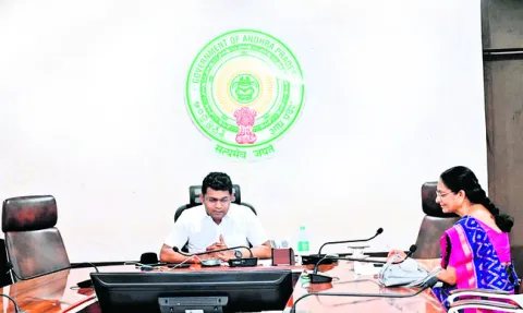 జిల్లా కలెక్టర్‌ చామకూరి శ్రీధర్‌ 