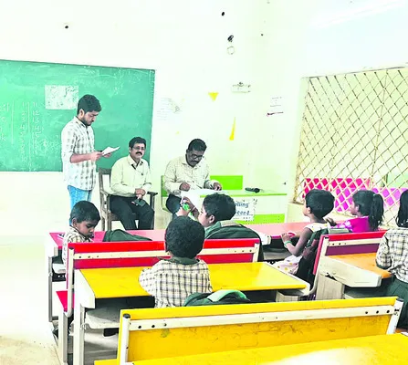 పాఠశాలలో ఏఎంవో తనిఖీ 
