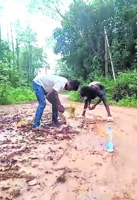 రోడ్డు కోసం వినూత్న నిరసన