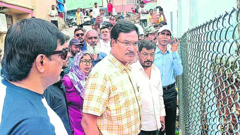 నాలాలను పరిశీలించిన హైడ్రా కమిషనర్‌ 