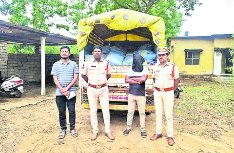 అక్రమంగా తరలిస్తున్న యూరియా పట్టివేత
