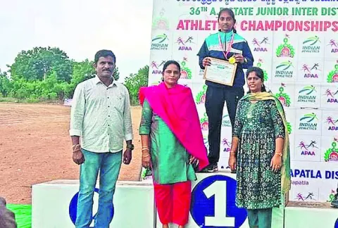 రాష్ట్రస్థాయి అథ్లెటిక్స్‌లో వేచలం విద్యార్థిని ఘనత