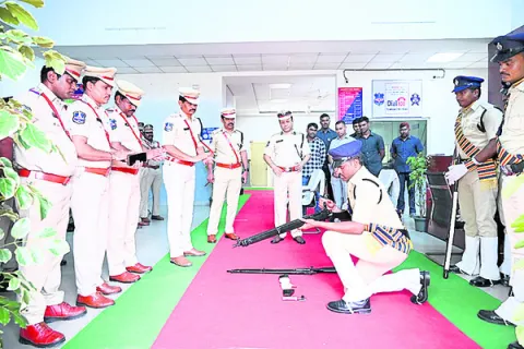 ఫిర్యాదులపై తక్షణమే   స్పందించాలి