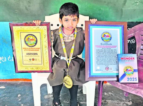 వండర్‌ బుక్‌ ఆఫ్‌ రికార్డ్స్‌లో ఆరాధ్య 