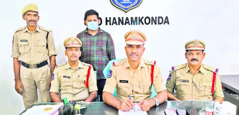 క్రెడిట్‌ కార్డుల కమీషన్‌ పేరుతో డబ్బులు స్వాహా..