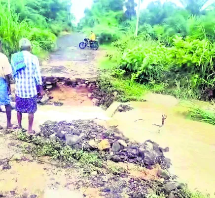 వాగు ప్రవాహానికి కొట్టుకుపోయిన రోడ్డు 