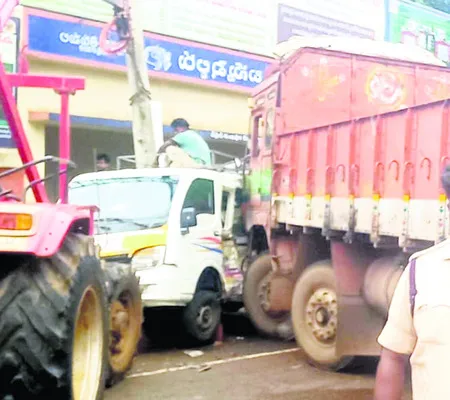 ద్వారకాతిరుమలలో లారీ బీభత్సం 