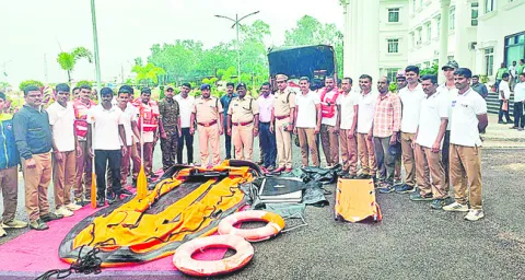 ఖాకీ కవచాలు 