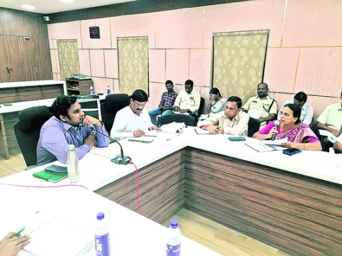 అధికారులు అప్రమత్తంగా ఉండాలి 