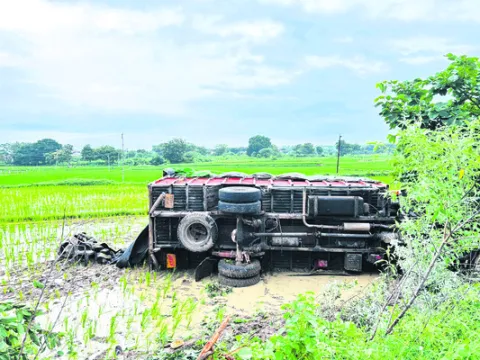 పెళ్లి వ్యాన్‌ బోల్తా:  15 మందికి గాయాలు 