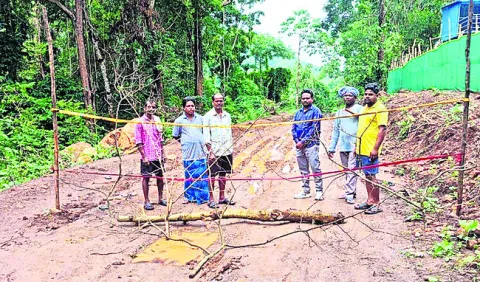 ఎర్రవరం జలపాతానికి రాకపోకలు బంద్‌ 