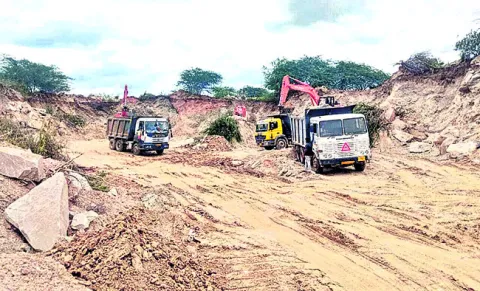 యథేచ్ఛగా మట్టి తరలింపు 