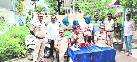 ముగ్గురు బైక్‌ దొంగల అరెస్టు 