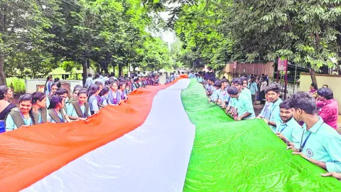 మది నిండా మువ్వన్నెల జెండా!