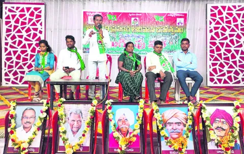 ఆదివాసీ హక్కుల కోసం ఉద్యమించాలి
