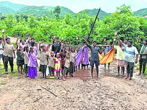 ● డోలీలతో నిరసన