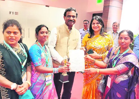 ఆదర్శ మండల సమాఖ్యకు అవార్డు ప్రదానం