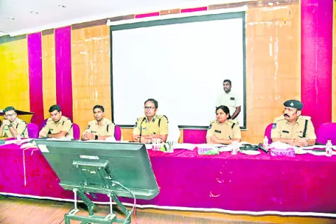నిర్మానుష్య ప్రదేశాలపై నిఘా పెట్టండి