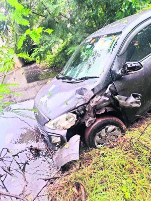 స్కూటీని ఢీకొన్న కారు 