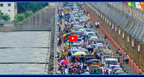 Visitors Crowd At Prakasam Barrage 1